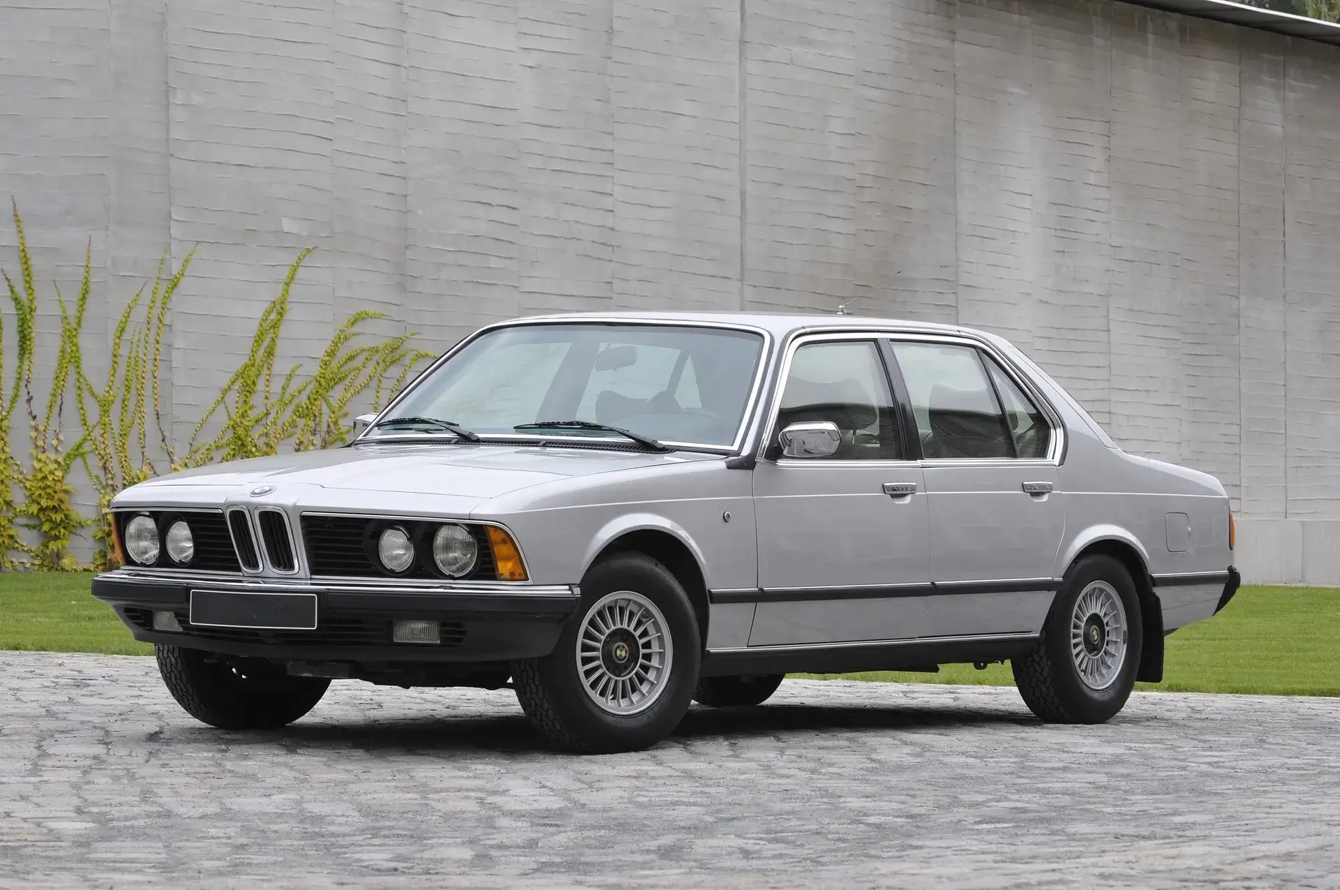 Recenze BMW E23 - Luxusní sedan s výjimečnými schopnostmi