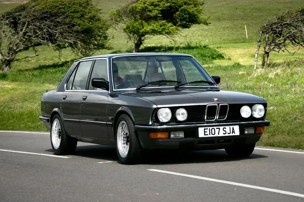 Recenze BMW E28 - Elegantní a výkonové vozidlo pro každodenní použití