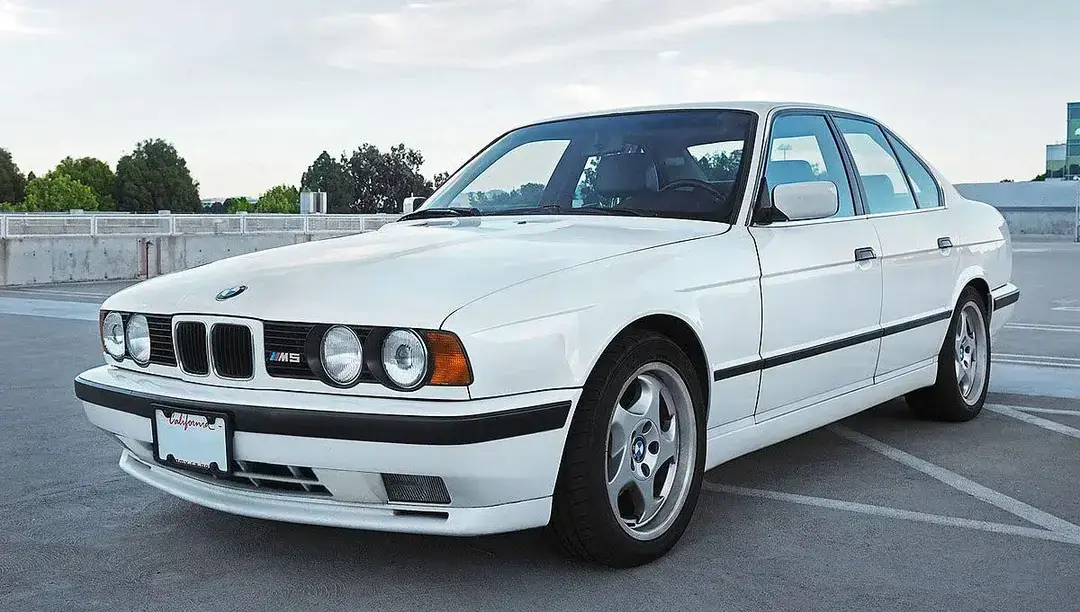 Recenze BMW E34: Spoľahlivý a stylový sedan