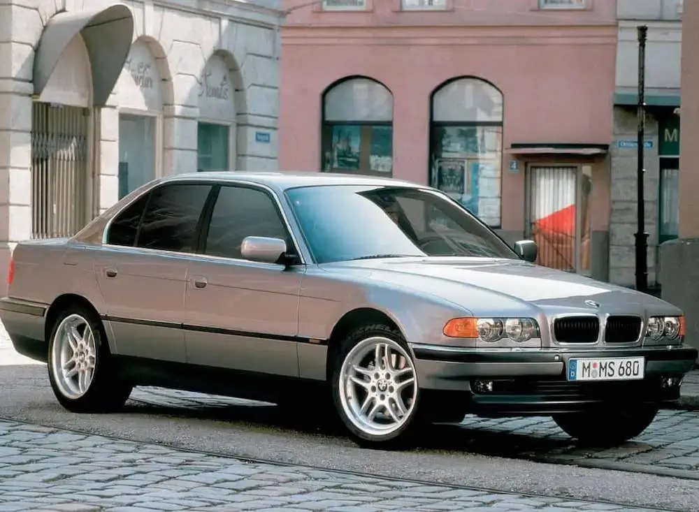 Recenze BMW E38 - Legendární sedan s nadčasovým stylem