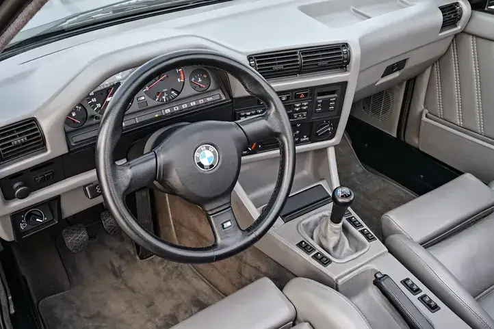 Interiér BMW E30