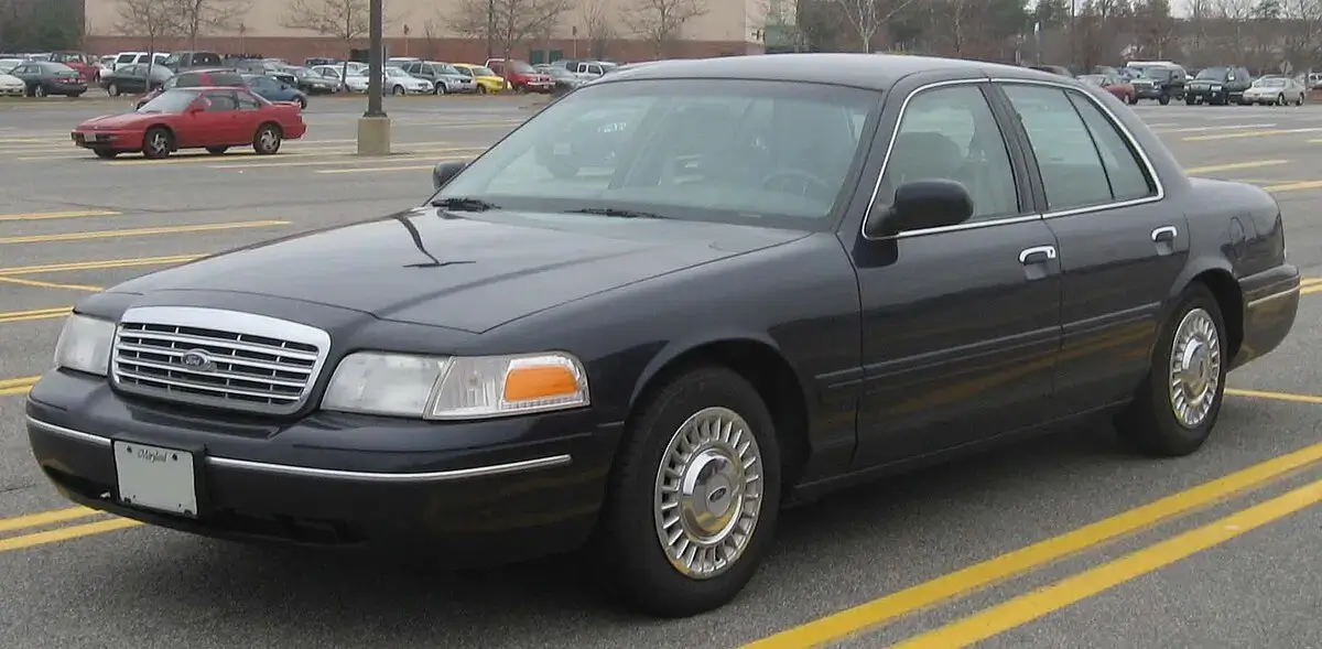 Recenze Ford Crown Victoria: Tradiční design a pohodlí pro dlouhé cesty