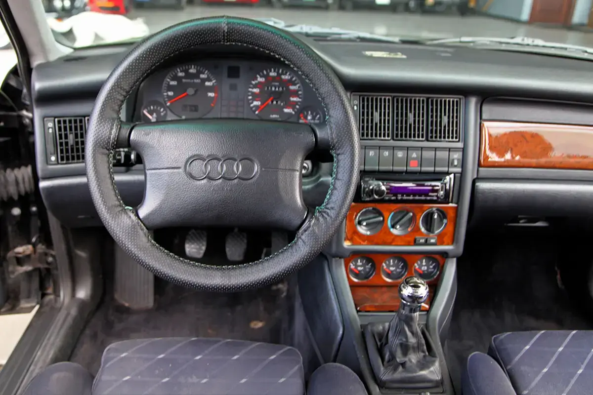 Interiér Audi 90