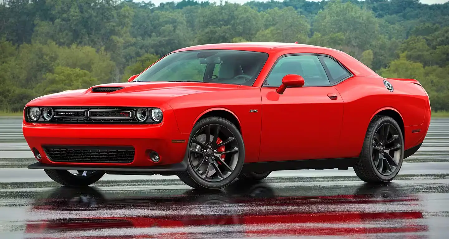 Recenze Dodge Challenger: Svalnatá ikona na silnicích