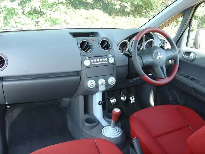 Interiér Mitsubishi Colt